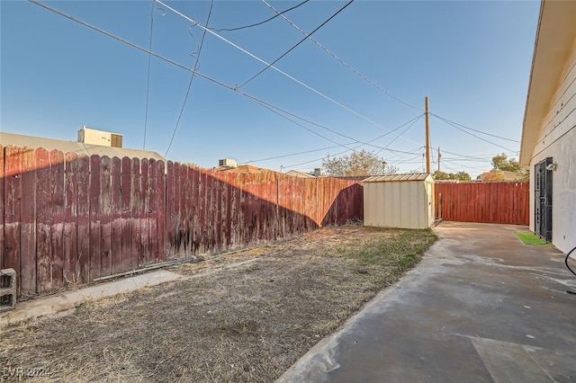 view of yard featuring a storage unit