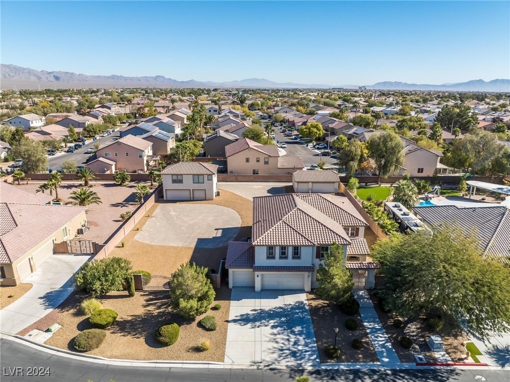 birds eye view of property featuring a mountain view