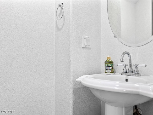 bathroom featuring sink