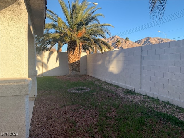 view of yard featuring a mountain view