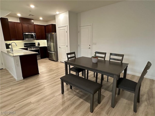 dining room with baseboards, recessed lighting, visible vents, and light wood-style floors