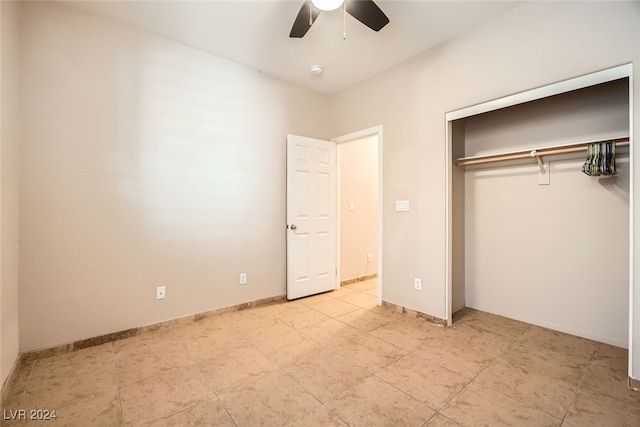 unfurnished bedroom with ceiling fan and a closet