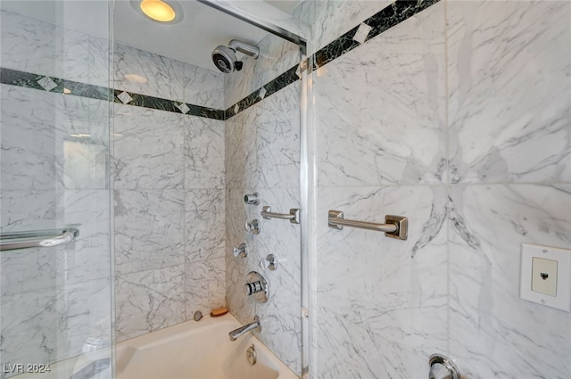 bathroom with tiled shower / bath combo