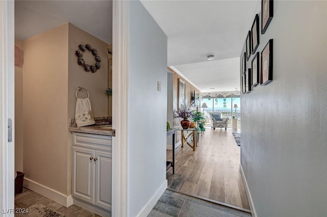 3111 Bel Air Dr Unit 10H, Las Vegas, NV 89109 - photo 2