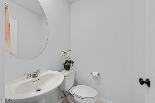 bathroom featuring toilet and sink