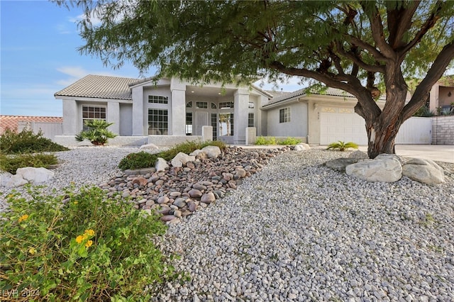 view of front facade featuring a garage