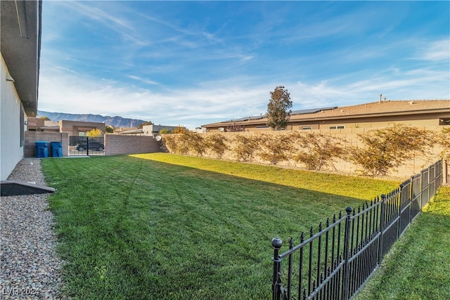 view of yard featuring a mountain view