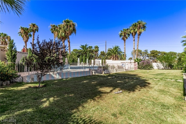 view of yard with a swimming pool