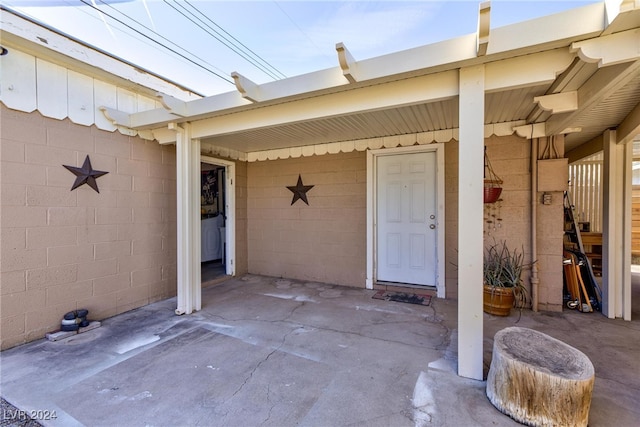 property entrance with washer / clothes dryer