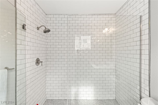 bathroom featuring a tile shower