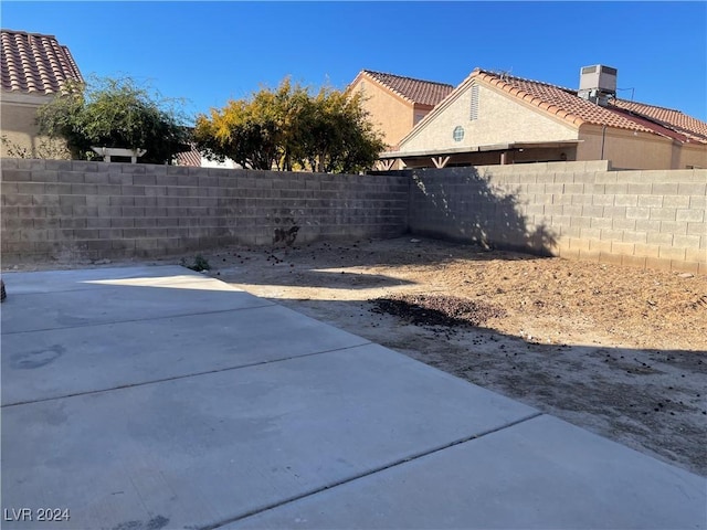 view of yard with a patio