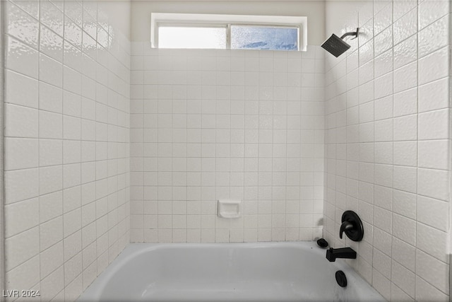 bathroom with tiled shower / bath combo