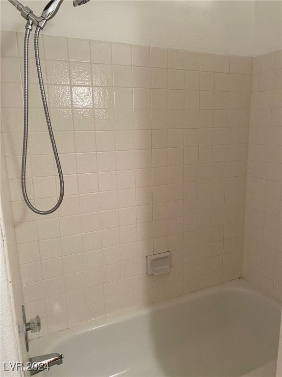 bathroom with tiled shower / bath combo