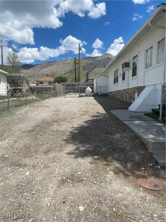 view of yard featuring a mountain view