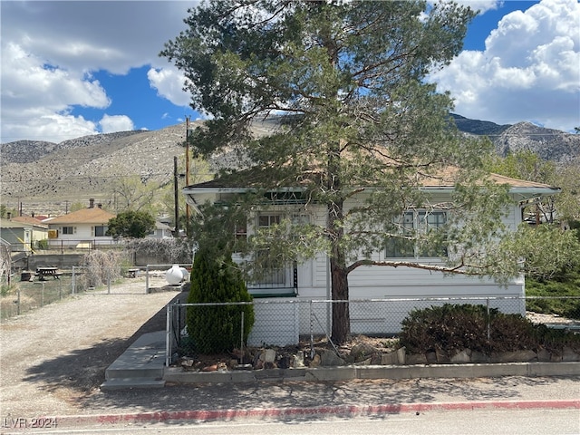 view of front of house featuring a mountain view