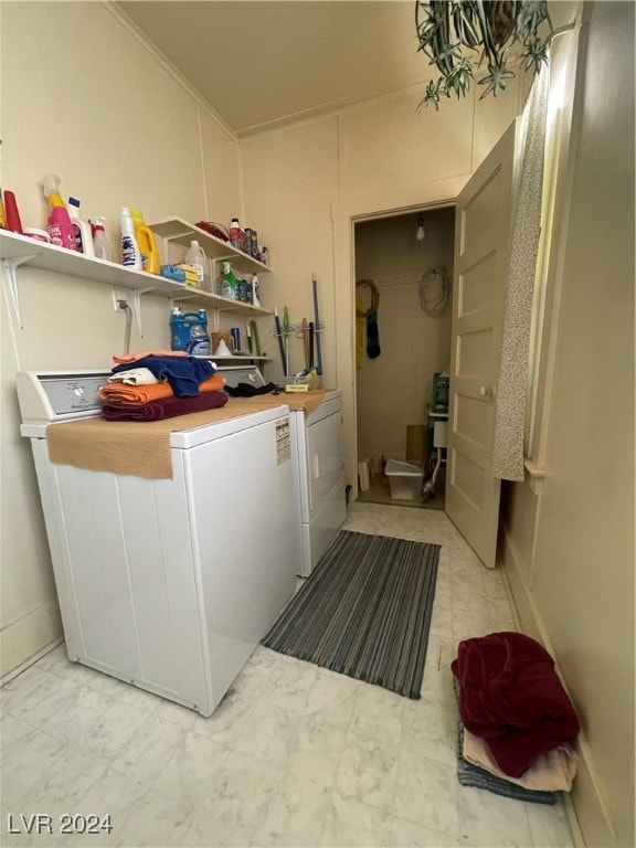 laundry room with washing machine and dryer and crown molding