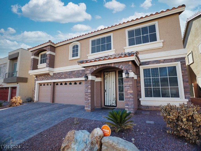 view of front facade featuring a garage