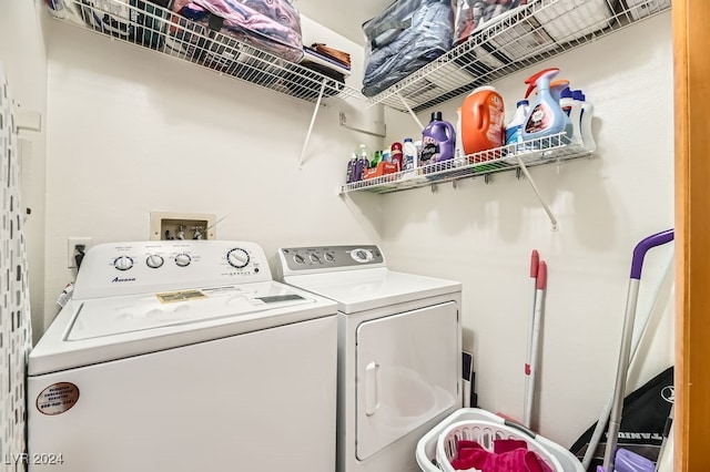 washroom featuring washing machine and clothes dryer