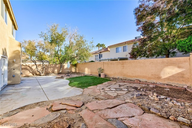 view of yard with a patio area