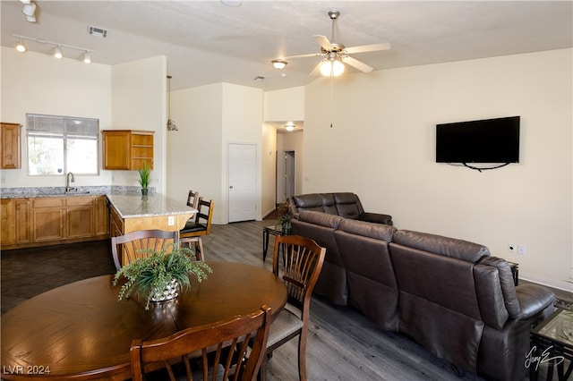 dining space with ceiling fan, dark wood-type flooring, and sink