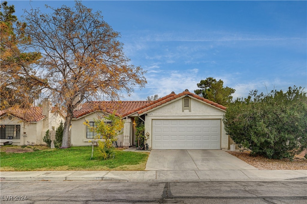 view of front facade with a garage and a front lawn