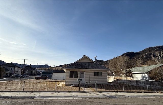 single story home with a mountain view