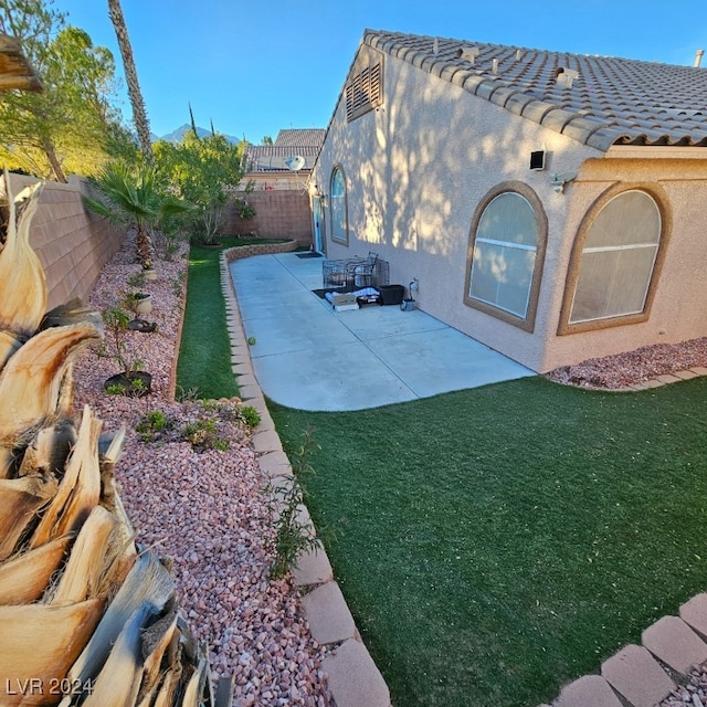 view of yard with a patio area