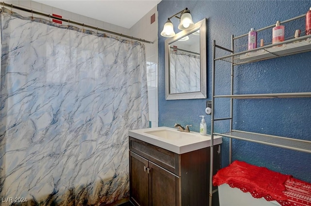 bathroom featuring a shower with curtain and vanity