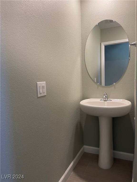 bathroom featuring sink