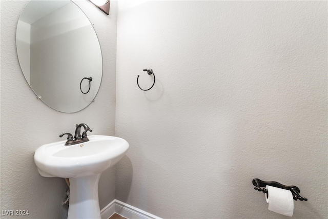 bathroom featuring sink