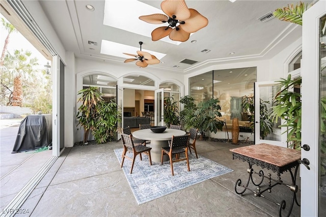 sunroom with ceiling fan