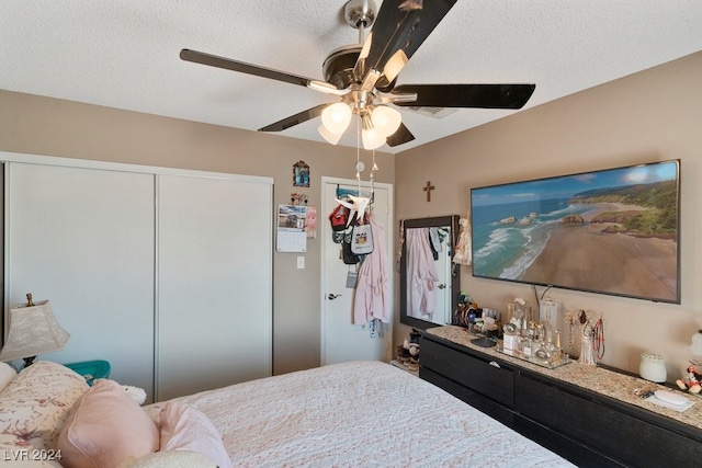 bedroom featuring ceiling fan and a textured ceiling