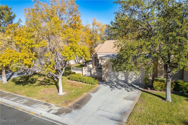 view of front of property featuring a front lawn