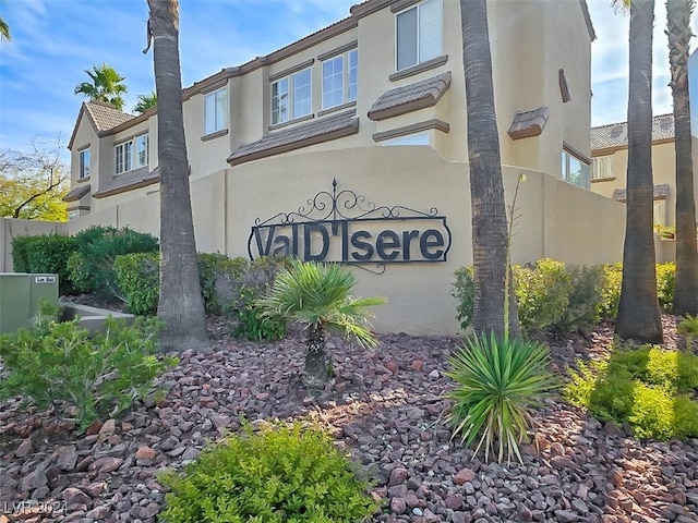 view of community / neighborhood sign