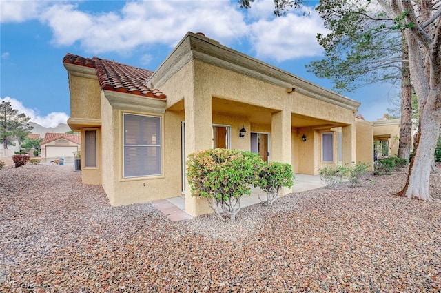 view of front facade featuring a garage