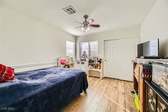 bedroom featuring a closet, light hardwood / wood-style flooring, and ceiling fan