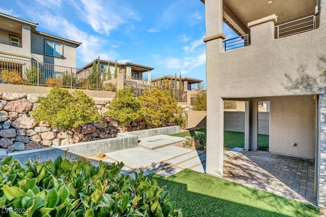 view of yard featuring a patio area