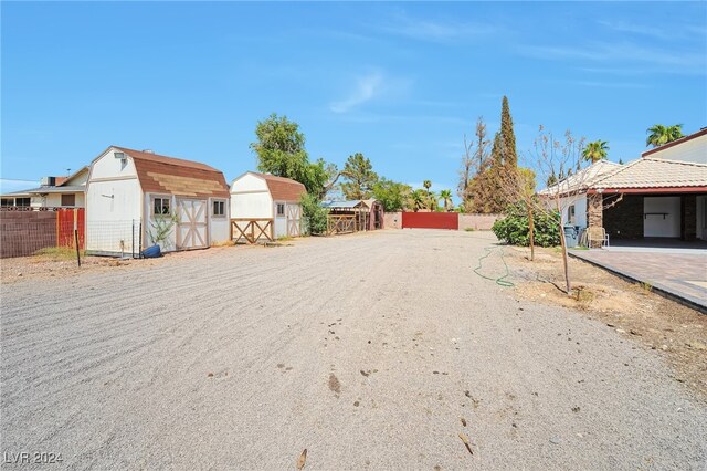 view of yard with an outdoor structure