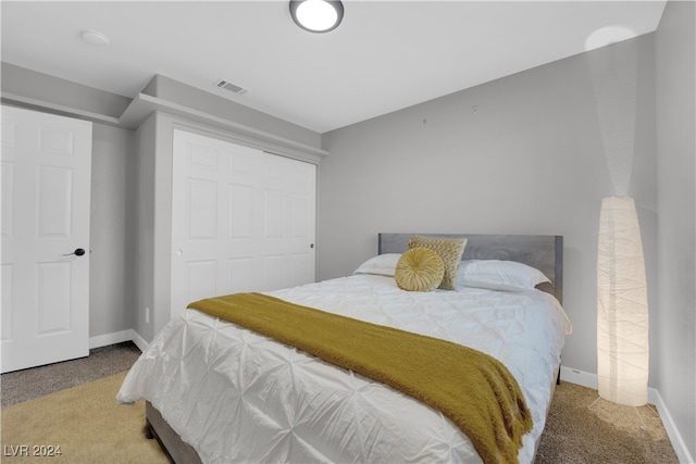 bedroom featuring carpet flooring and a closet