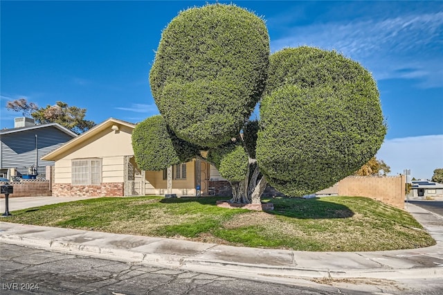 view of front facade featuring a front yard