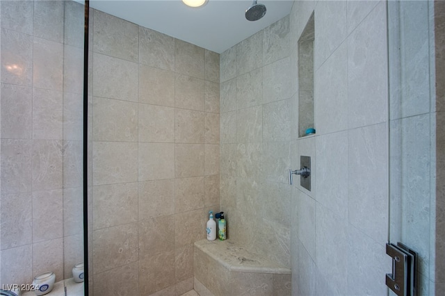 bathroom featuring a tile shower