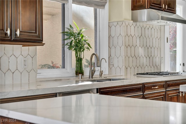 kitchen featuring plenty of natural light, sink, stainless steel gas cooktop, and tasteful backsplash