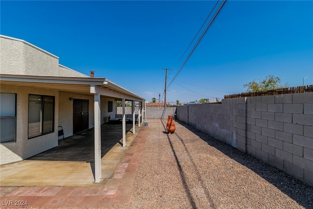 view of yard featuring a patio