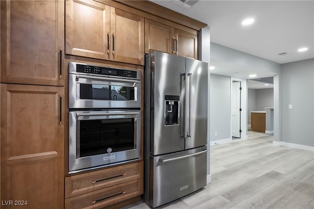 kitchen featuring stainless steel appliances, visible vents, recessed lighting, light wood finished floors, and baseboards