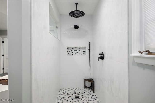 bathroom featuring a tile shower