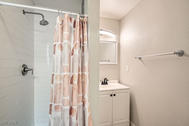 bathroom featuring a shower with curtain and vanity