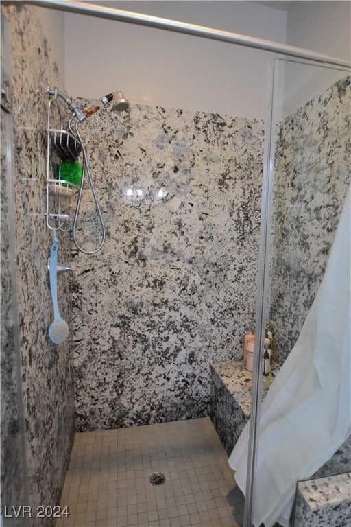 bathroom featuring a tile shower