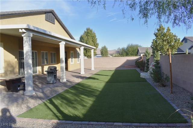 view of yard featuring a patio