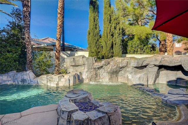 view of yard with a pool