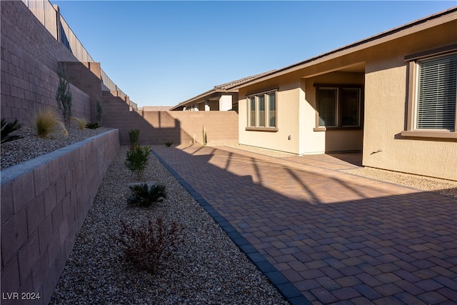 view of yard featuring a patio area